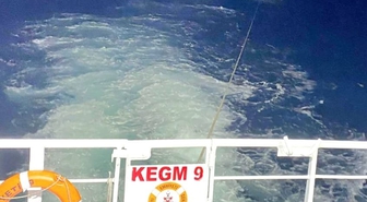 Kıyı Emniyeti botu, Çanakkale Boğazı'nda arızalanan tekneyi 3 kişiyle emniyete aldı