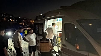 Kocaeli'de belediye otobüsü ile 2 otomobilin çarpıştığı kazada 3 kişi yaralandı