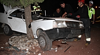 Konya Beyşehir'de refüjdeki ağaca çarpan otomobilde sıkışan 1'i ağır 2 kişi yaralandı