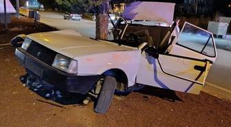 Konya Beyşehir'de TOFAŞ refüjdeki ağaca çarptı, 1'i ağır 2 kişi yaralandı