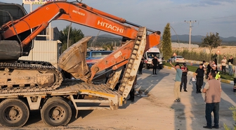 Kütahya'da geri manevra yapan çekici işçi servisine çarptı, 8 kişi yaralandı