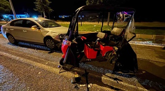 Kütahya Tavşanlı'da otomobil, elektrikli bisiklete çarparak 2 kişiyi yaraladı