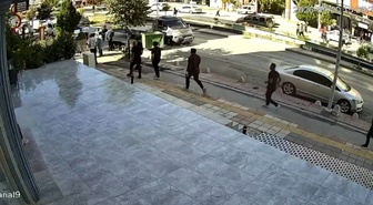Malatya'da kontrolden çıkan hafif ticari araç motosikletli kuryeye çarptı