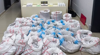 Mersin'de şehir hastanesi otoparkındaki araçta 256 bin 900 sentetik ecza hapı bulundu
