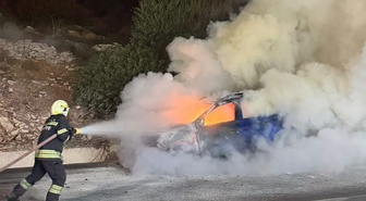 Muğla Bodrum Torba'da seyir halindeki otomobil alev aldı, itfaiye söndürdü