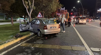Niğde Bor'da refüje çarpan otomobilde 4 kişi yaralandı, 2'sinin hayati tehlikesi var