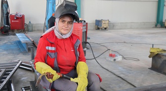 Oltu'da 30 yıllık kaynakçı Kader Güzel, kadınlara örnek olmak istiyor