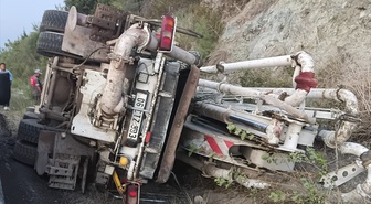 Osmaniye'nin Kadirli ilçesinde devrilen beton mikserinde sıkışan sürücü yaralandı