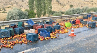 Polatlı'da kontrolden çıkan tırın şeftali yükü yola döküldü, trafik kontrollü verildi