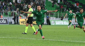 Sakaryaspor 10 sezon sonra ilk 3 maçta 3'te 3 yaparak 9 puanla lider oldu