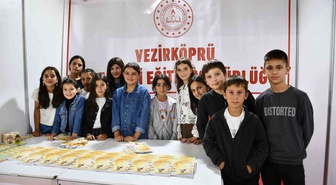 Samsun'un Vezirköprü ilçesinde 15 öğrencinin masal kitabı Kitap Günleri'nde tanıtıldı