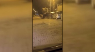 Sinop Saraydüzü'nde ayı, ilçe merkezinde park halindeki araçların arasında görüntülendi