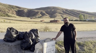 Sivas İşhan köyünde vatandaşlar çobanlarla gölette en az beş torba çöp topladı