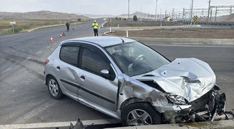 Sivas Ulaş'ta Sivas-Malatya yolunda iki otomobil çarpıştı, 5 kişi yaralandı