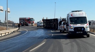 Tekirdağ Ergene'de devrilen tırdan sızan mazot ulaşımı aksattı, sürücü yaralandı