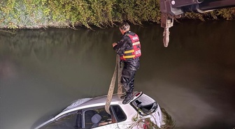 Tokat'ın Doğancıbağları Mahallesi'nde otomobil sulama kanalına devrildi, 2 kişi öldü