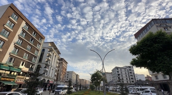 Yüksekova'da nadir görülen Sirrokümülüs bulutları ilçe sakinlerini cezbetti