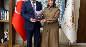 Zeynep Kurt, 'Anadolu Beylerbeyliği' kitabını Kütahya Valisi Musa Işın'a takdim etti.