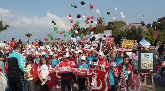 Zonguldak Kozlu'da öğrenciler Gazzeli çocuklar için uçurtma uçurdu