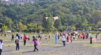 Zonguldak Kozlu Sahili'nde öğrenciler Filistinli çocuklar için uçurtma uçurdu