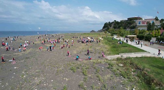 Zonguldak'ta öğrenciler, Filistinli çocuklar için Kozlu Sahil'de uçurtma uçurdu.