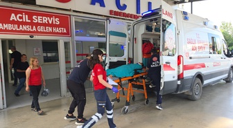 Adana Kozan'da 15 yaşındaki motosiklet sürücüsü ticari araçla çarpışıp ağır yaralandı