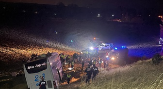 Ağrı'ya giden yolcu otobüsü Amasya Merzifon'da tarlaya girdi, 24 kişi yaralandı