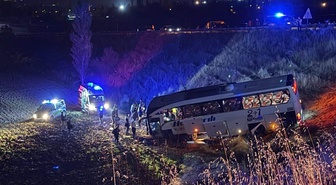 Amasya Merzifon'da yolcu otobüsü şarampole uçtu, ilk belirlemelere göre 24 yaralı var