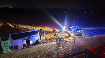 İstanbul-Ağrı seferini yapan otobüs bariyerlere çarpıp şarampole uçtu! Amasya'da 24 kişi yaralandı