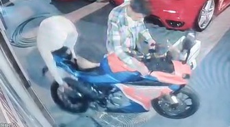 Ankara'da motosiklet çalan 2 şüpheli tutuklandı, hırsızlık anları kameraya yansıdı