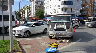 Antalya Manavgat'ta kamyonetle otomobil çarpıştı, kazada yaralanan olmadı