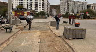 Balıkesir Edremit Kadıköy'de 20140. Sokak'ta yol bozulmaları gideriliyor