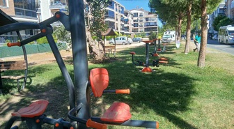 Balıkesir Edremit'te spor aletleri montajı başladı, park alanı hazırlığı sürüyor
