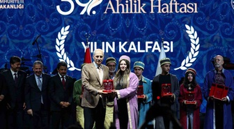 Balıkesir'in ilk kadın oto boya ustası Nisanur Eser, Türkiye'de yılın kalfası seçildi