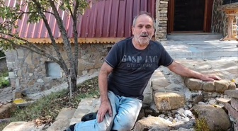 Bartın Ulus'ta İsmail Yılmaz, bahçesine gelen tilkiyi ekmekle besleyip dost oldu
