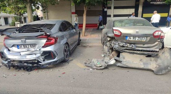 Batman'da park halindeki 2 araca çarpan otomobilin sürücüsü olay yerinden kaçtı