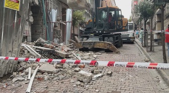 Beşiktaş'ta yıkımda kopan parçalar 5 katlı apartmanın tahliyesine neden oldu