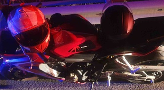 Bilecik Pazaryeri'de motosiklet bariyere çarptı, 2 kişi hafif yaralandı.