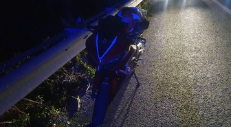 Bilecik Pazaryeri'nde motosiklet bariyere çarptı, 2 kişi yaralandı