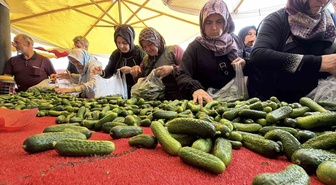 Bolu'da kışlık hazırlık başladı, pazarlarda salçalık ve turşuluk ürünler ilgi görüyor