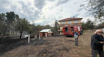 Bolu Dörtdivan'da otluk alanda çıkan yangın evlere sıçramadan söndürüldü