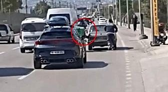 Trafikte kalan otomobilin imdadına motokurye yetişti! İlginç yöntem kamerada