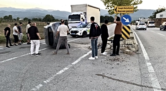 Bursa İnegöl'de refüje çarpan otomobil devrildi, 1 kişi yaralandı