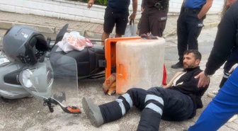 Bursa Mudanya'da kaygan yolda savrulan kurye yaralanarak hastaneye kaldırıldı