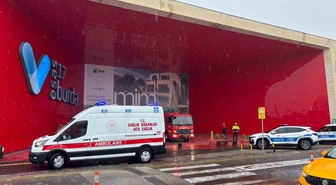 Çanakkale'de 17 Burda AVM'deki Teknosa'da çıkan yangın itfaiye ekiplerince söndürüldü