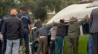 Çanakkale Gökçeada'da su kanalına devrilen minibüste sürücü öldü, 2 yolcu yaralandı