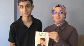 Annesi 10 yıl önce aynı hastalığı atlatmıştı! Kanserle savaşan 14 yaşındaki Barış, hastanede yazdığı şiirleri kitaplaştırdı