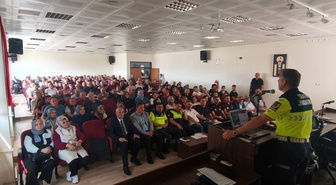 Çorum'da 155 okul servis aracı şoförü ve 72 rehber personel trafik eğitimine katıldı