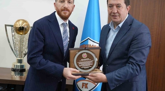 DAGC heyeti, Erzurumspor Başkanı Ahmet Dal'a Süper Lig'e çıkarma plaketi takdim etti