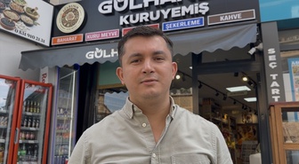 Düzce Gölyaka'da büfeden ekmek alan 2 genç, parayı kameraya gösterip dolaba bıraktı